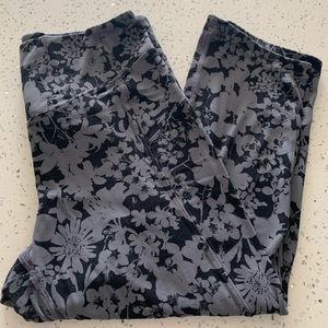 Navy print lululemon cropped leggings